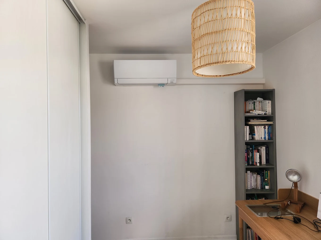 Climatisation murale et raccordement sous goulotte dans un bureau