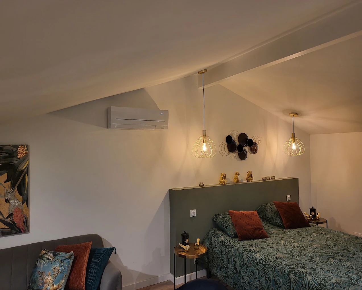 Climatisation murale dans une chambre sous plafond incliné